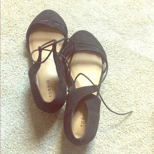 Black mesh torrid flats w/ a flash of gold